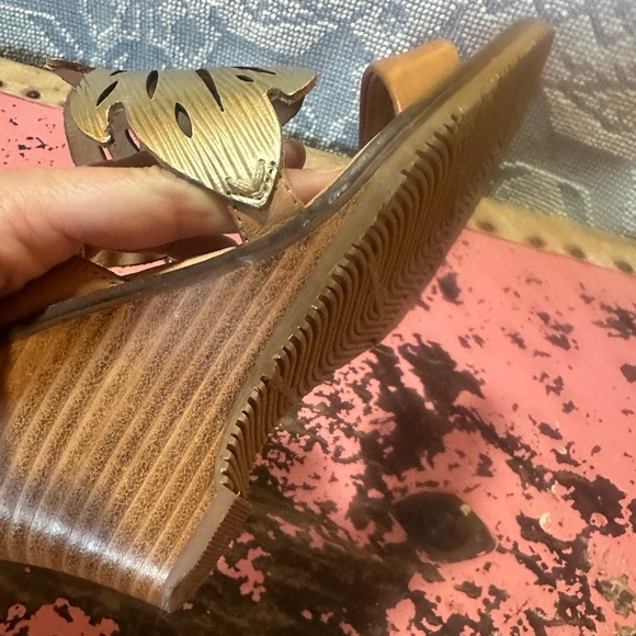 TOMMY BAHAMA Gold leaf leather wedge sandal sz 9 - Picture 9 of 11